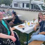 Team sowie Kundinnen und Kunden beim Sommerfest von Pflegedienst Minga